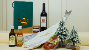 Cabaz de Natal para empresas - Mesa da Consoada - com bacalhau, vinho, azeite e produtos típicos portugueses.