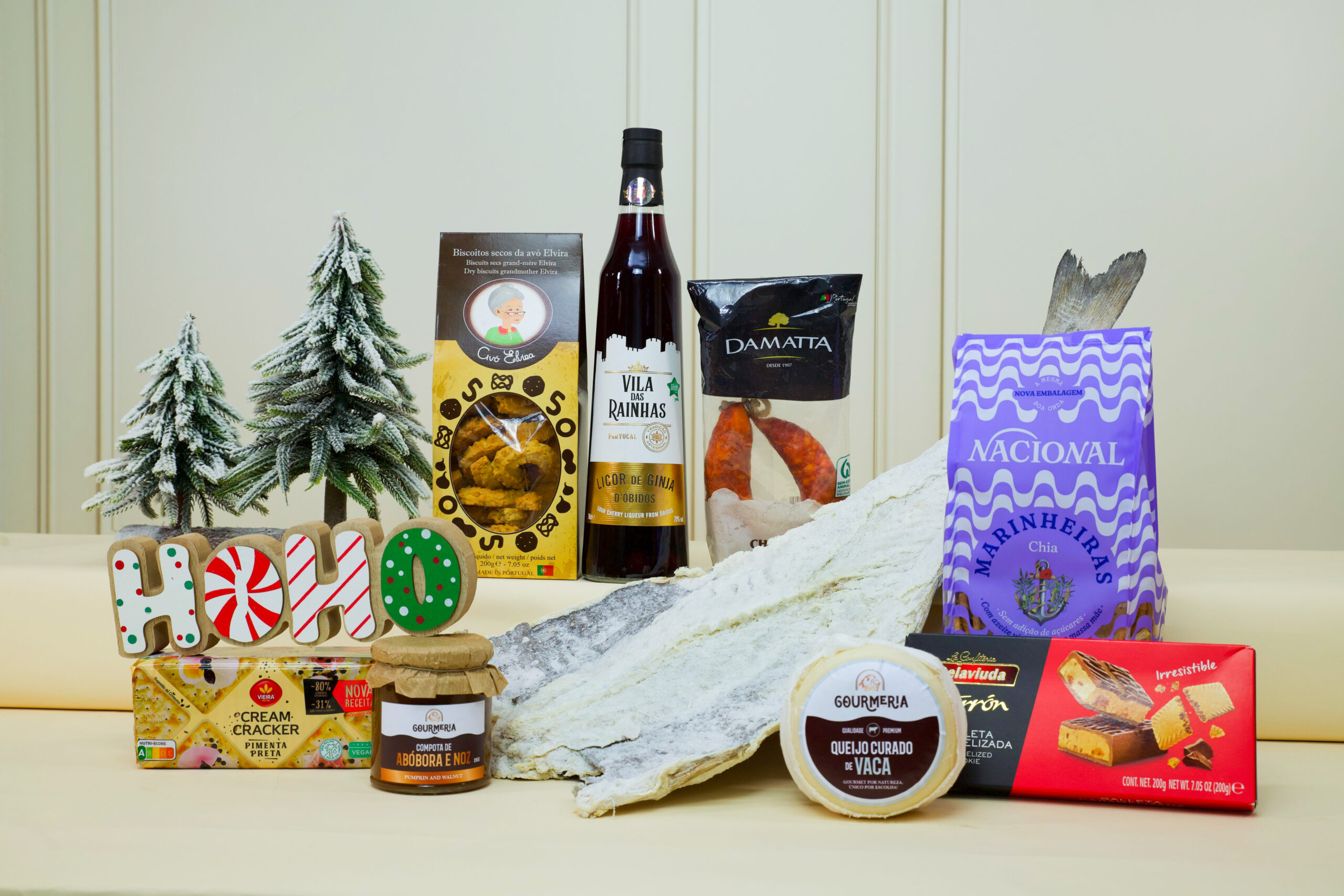 Cabaz de Natal completo para colaboradores com bacalhau, queijo, enchido, ginja, compota, bolachas, etc.