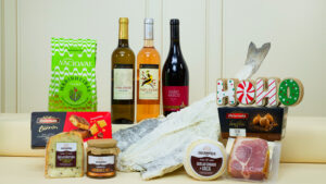Cabaz de Natal para empresas com três vinhos portugueses, bacalhau, queijos, doces e bolachas.