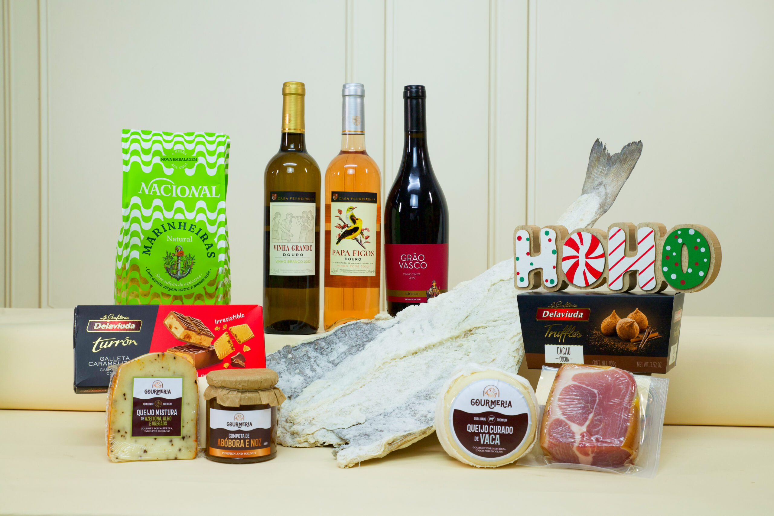 Cabaz de Natal para empresas com três vinhos portugueses, bacalhau, queijos, doces e bolachas.