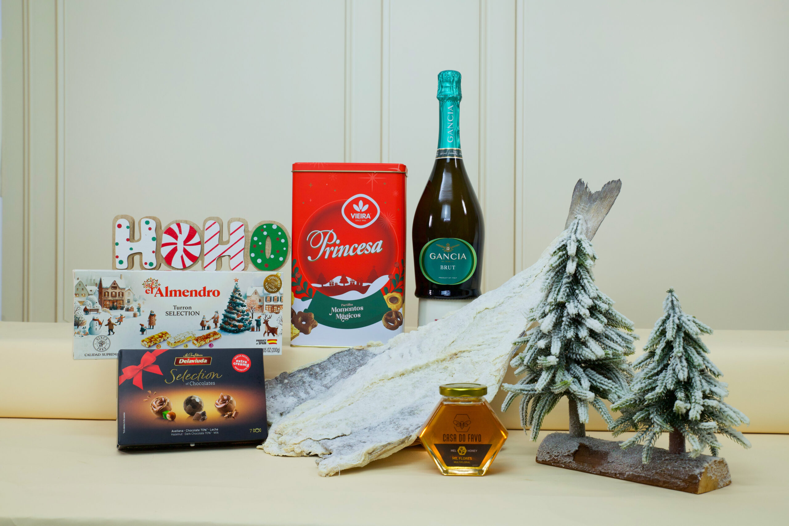 Cabaz de Natal Empresarial Estrela Brilhante com bacalhau, espumante e doces