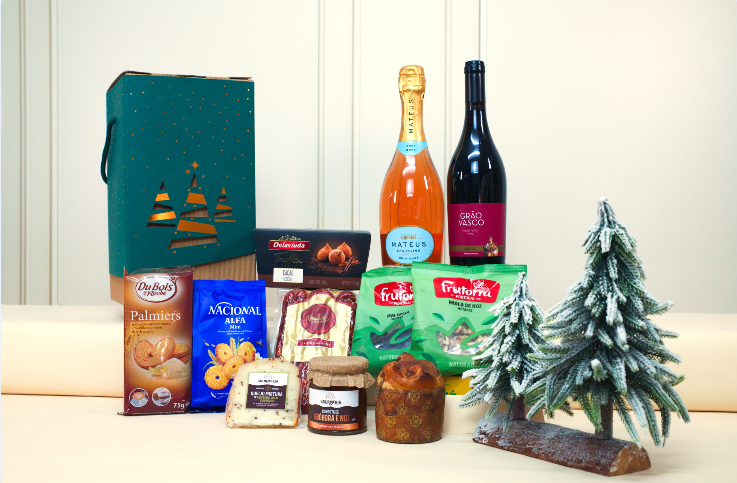 Cabazes de Natal corporativos Sabores à Lareira com vinhos, queijos e doces